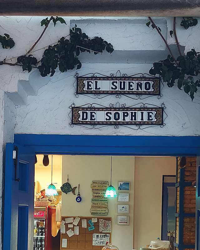 Entrada con el nombre en azulejos
