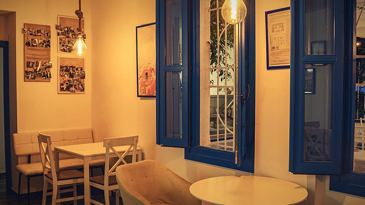Interior de El Sueño de Sophie con las contraventanas azules abiertas
