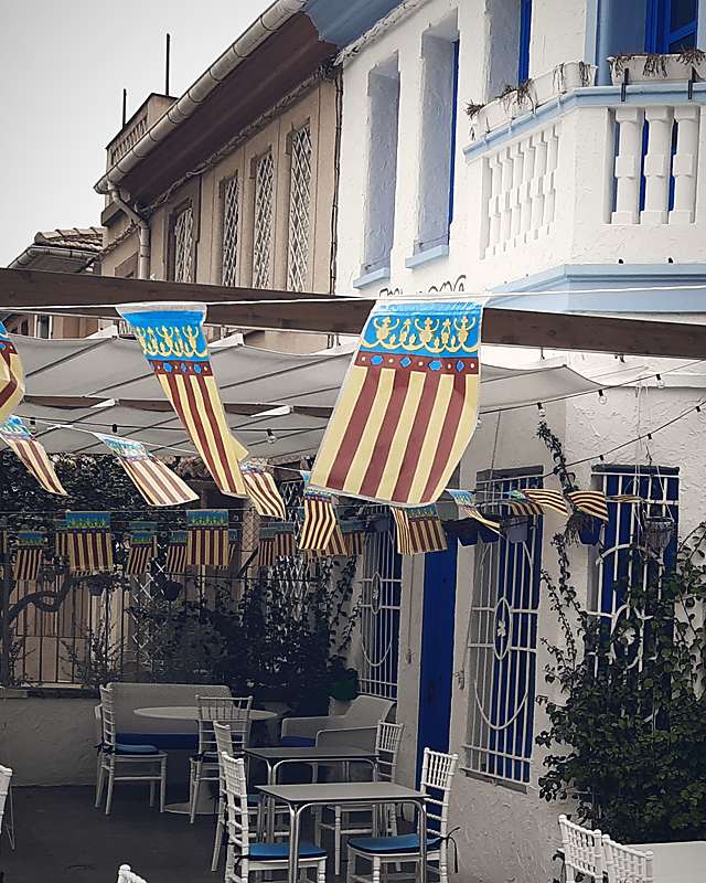 Terraza exterior con toldos
